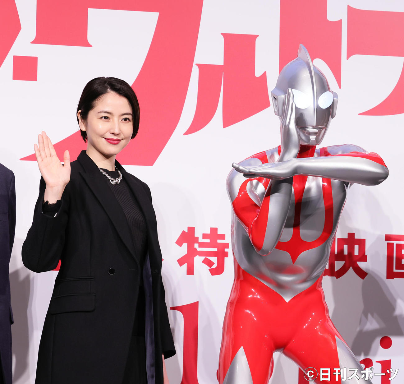 ウルトラマンと並んで手を振る長澤まさみ（撮影・足立雅史）