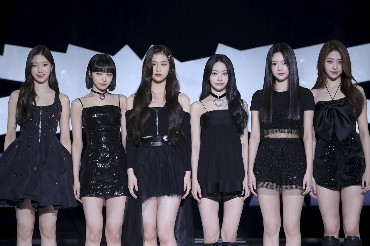 「LE SSERAFIM」。左からKAZUHA、KIM CHAEWON、KIM GARAM、SAKURA、HONG EUNCHAE、HUH YUNJIN（提供／出典：SOURCE MUSIC）