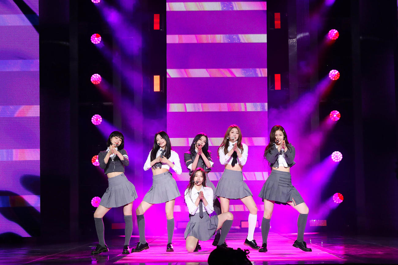 パフォーマンスする「LE SSERAFIM」。（提供／出典：SOURCE MUSIC）