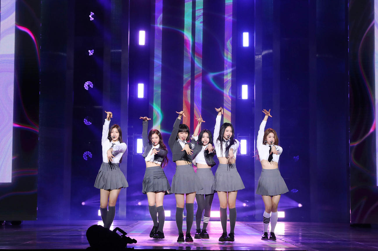 パフォーマンスする「LE SSERAFIM」。（提供／出典：SOURCE MUSIC）