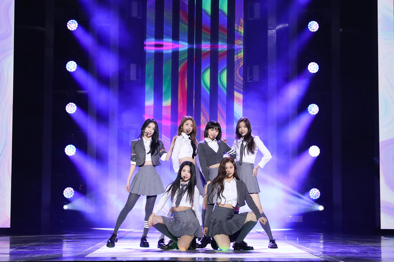 パフォーマンスする「LE SSERAFIM」。（提供／出典：SOURCE MUSIC）