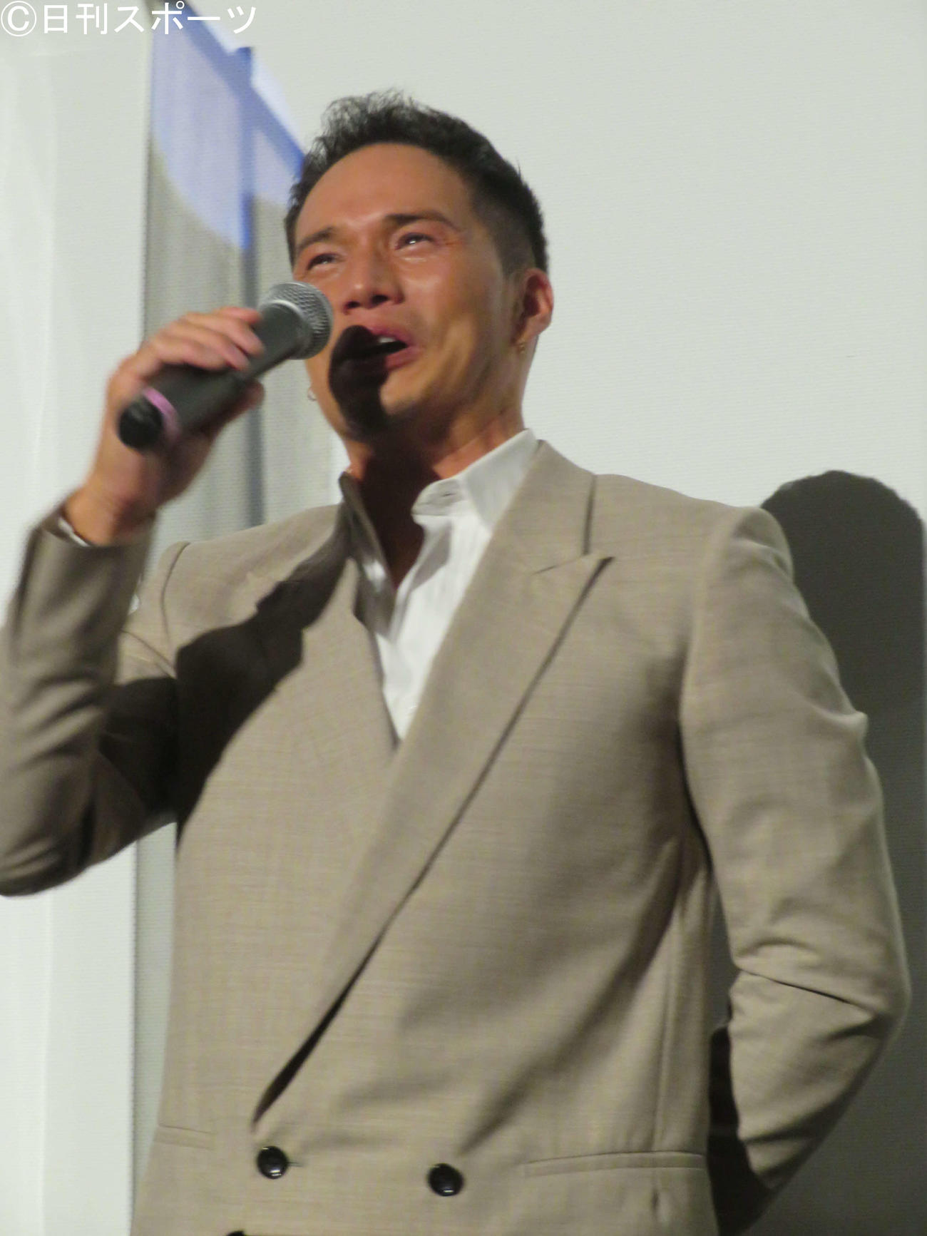 「劇場版　おいしい給食　卒業」完成披露上映会の檀上で「1回、泣いて良いかな…」と言い、涙する市原隼人（撮影・村上幸将）