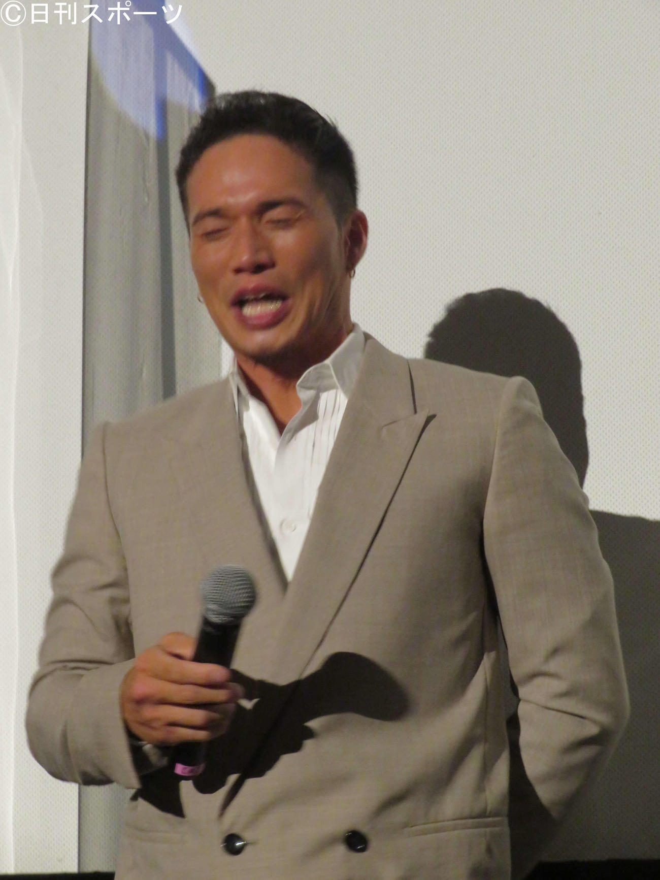 「劇場版　おいしい給食　卒業」完成披露上映会の檀上で「1回、泣いて良いかな…」と言い、涙する市原隼人（撮影・村上幸将）