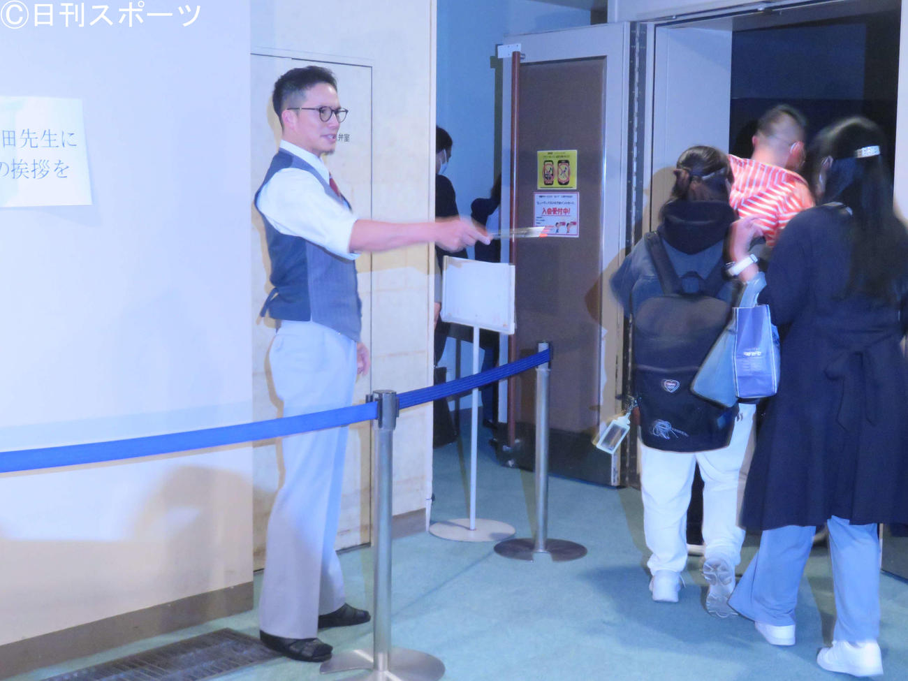 「劇場版　おいしい給食　卒業」完成披露上映会前に、演じる甘利田幸男のように入場する観客に指導する市原隼人（撮影・村上幸将）