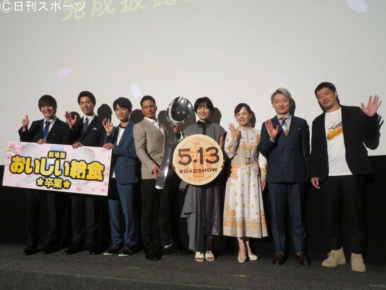 「劇場版　おいしい給食　卒業」完成披露上映会に登壇した、左からBOYS AND MEN田村侑久、勇翔、佐藤大志、市原隼人、土村芳、いとうまい子、登坂淳一、綾部慎弥監督（撮影・村上幸将）