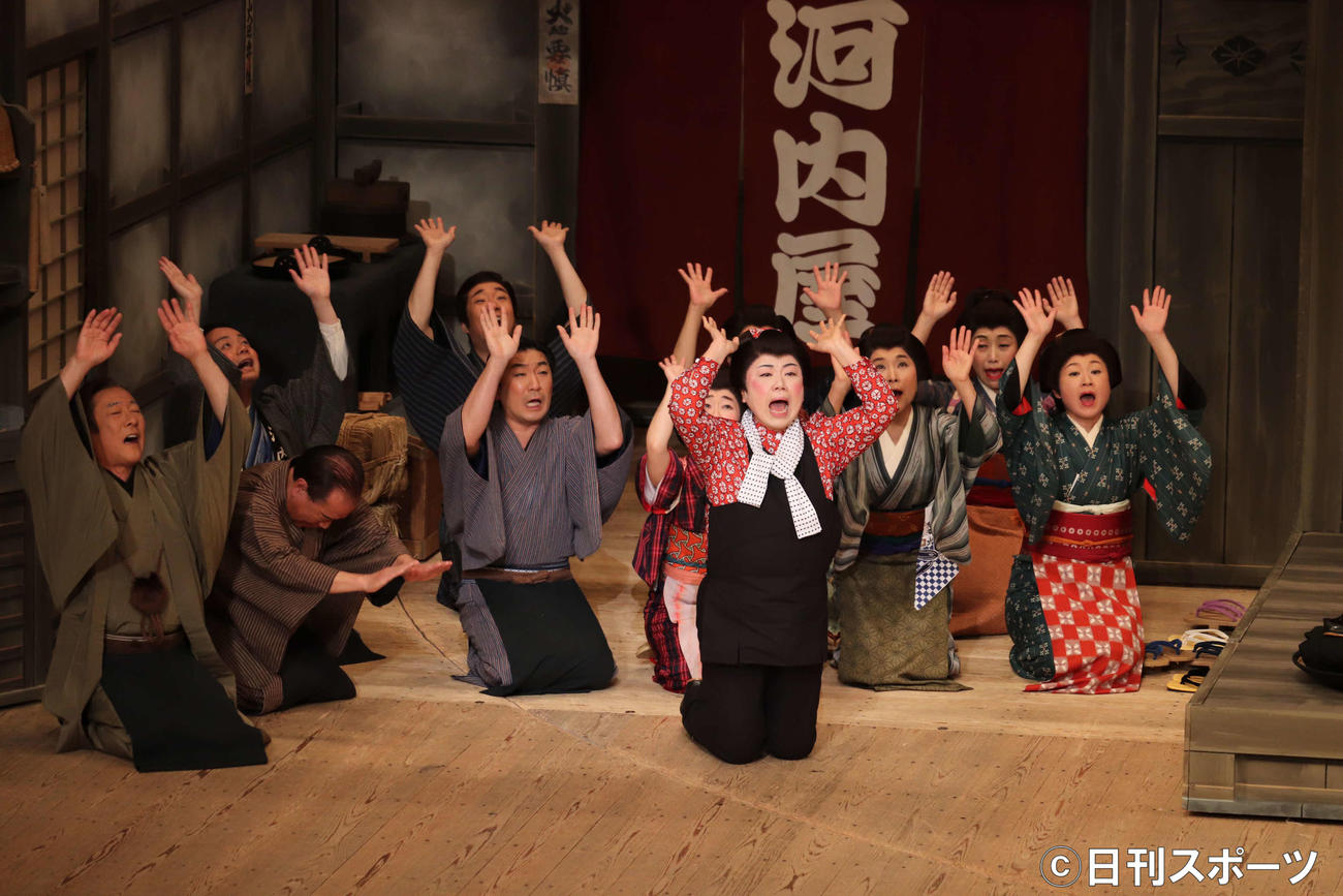 「藤山寛美三十三回忌追善喜劇特別公演」の公開通し稽古を行う藤山直美（前列中央）（撮影・波部俊之介）