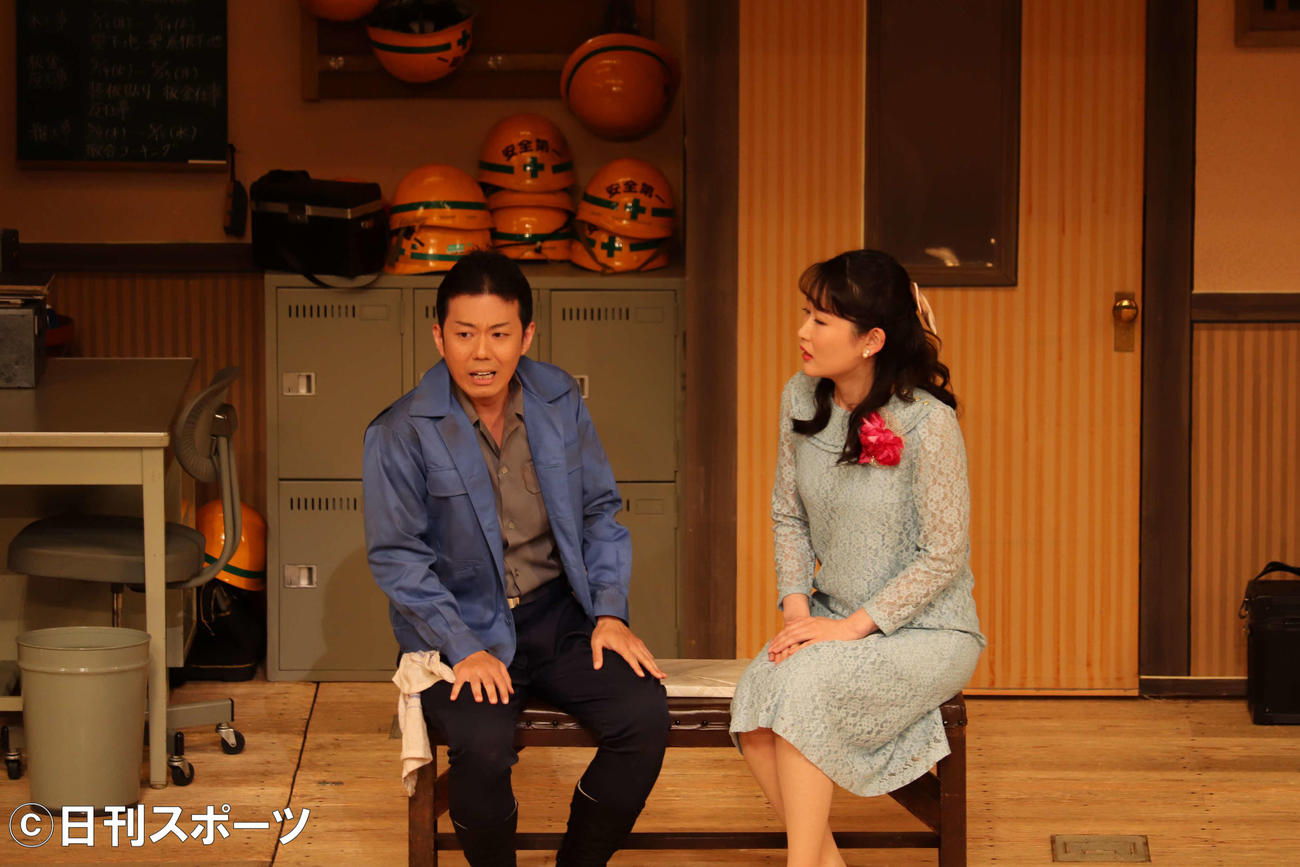 「藤山寛美三十三回忌追善喜劇特別公演」の公開通し稽古をする藤山扇治郎（左）（撮影・波部俊之介）