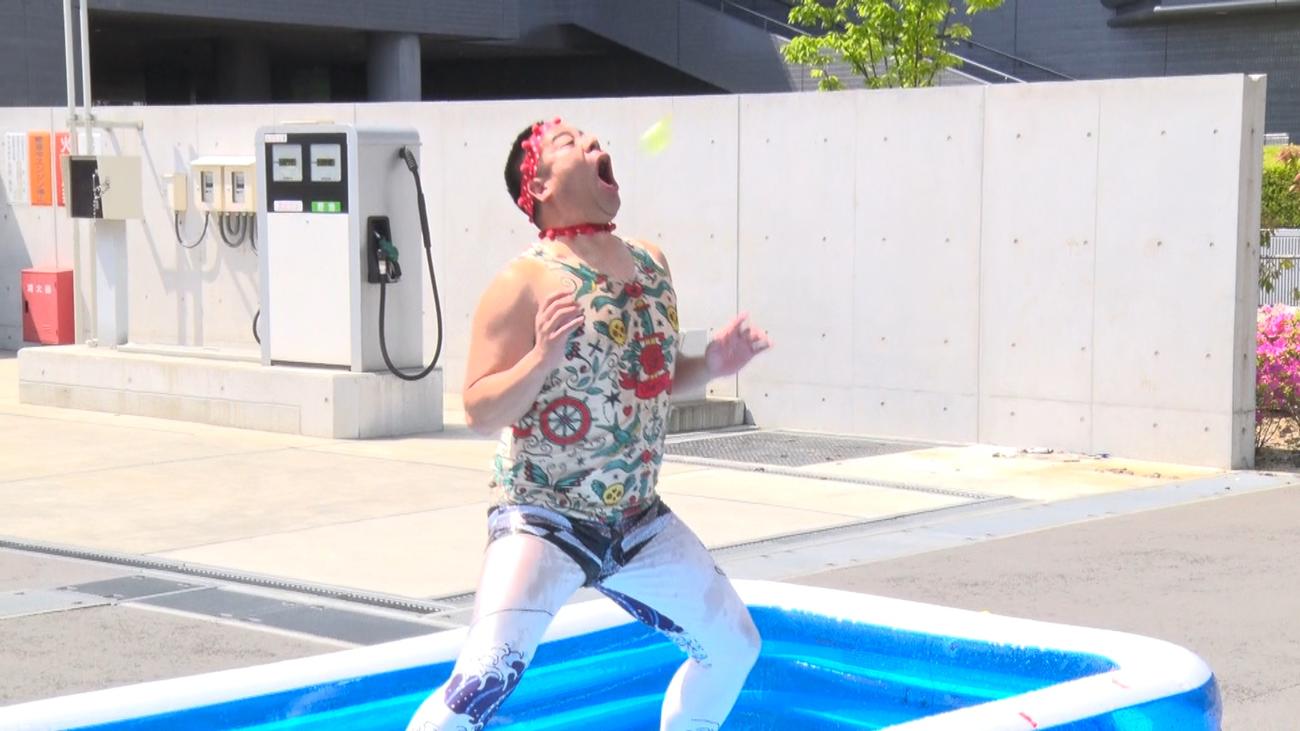 水風船を口でキャッチするギネス世界記録の自己記録更新に臨んだチェリー吉武