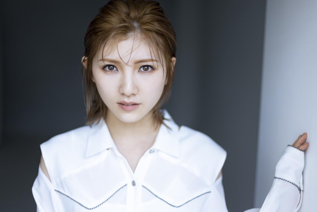 YouTube公式チャンネルでの生配信でソロコンサート開催を発表したAKB48岡田奈々