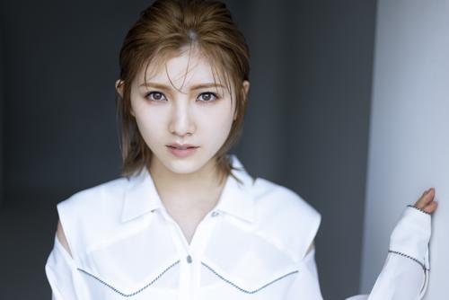 YouTube公式チャンネルでの生配信でソロコンサート開催を発表したAKB48岡田奈々