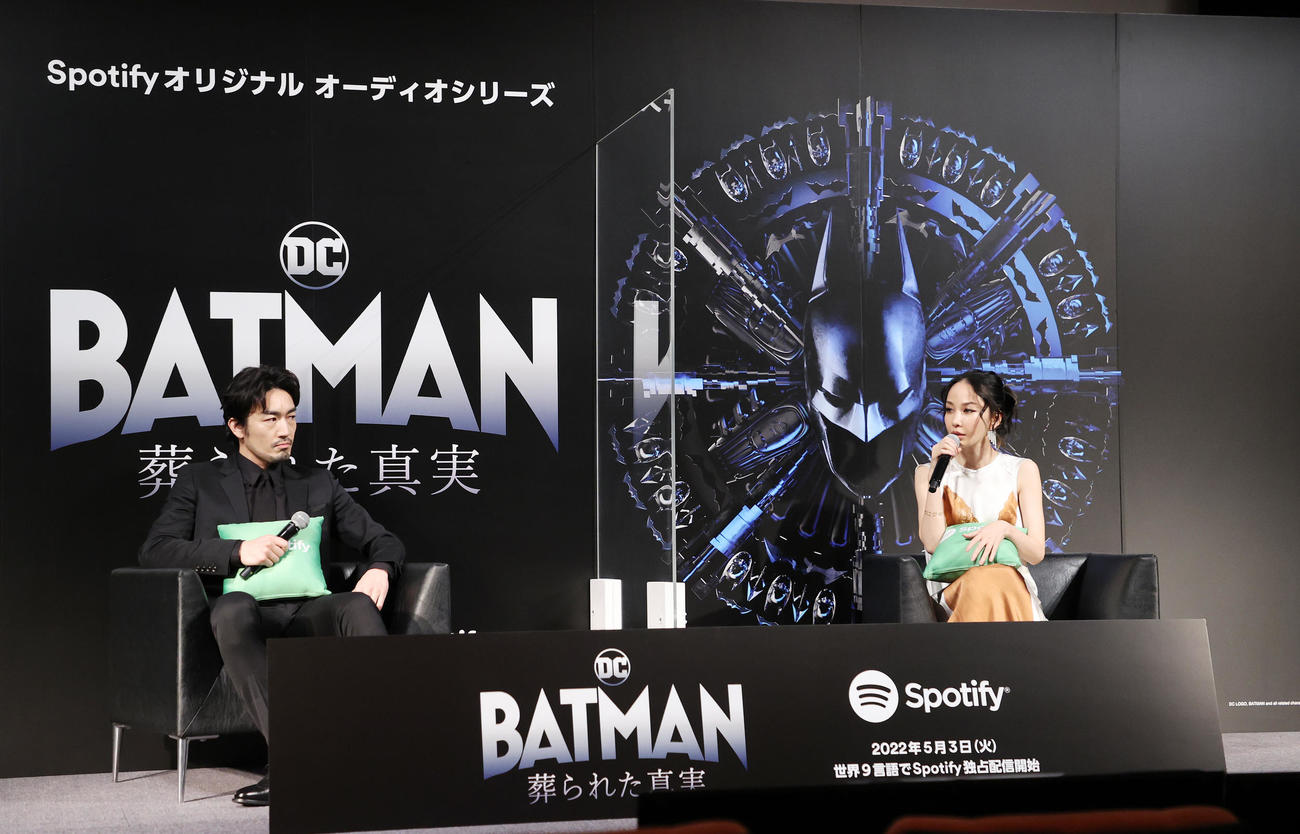 「BATMAN　葬られた真実」公開記念プレミアイベントでトークする大谷亮平（左）と中島美嘉（撮影・鈴木正人）