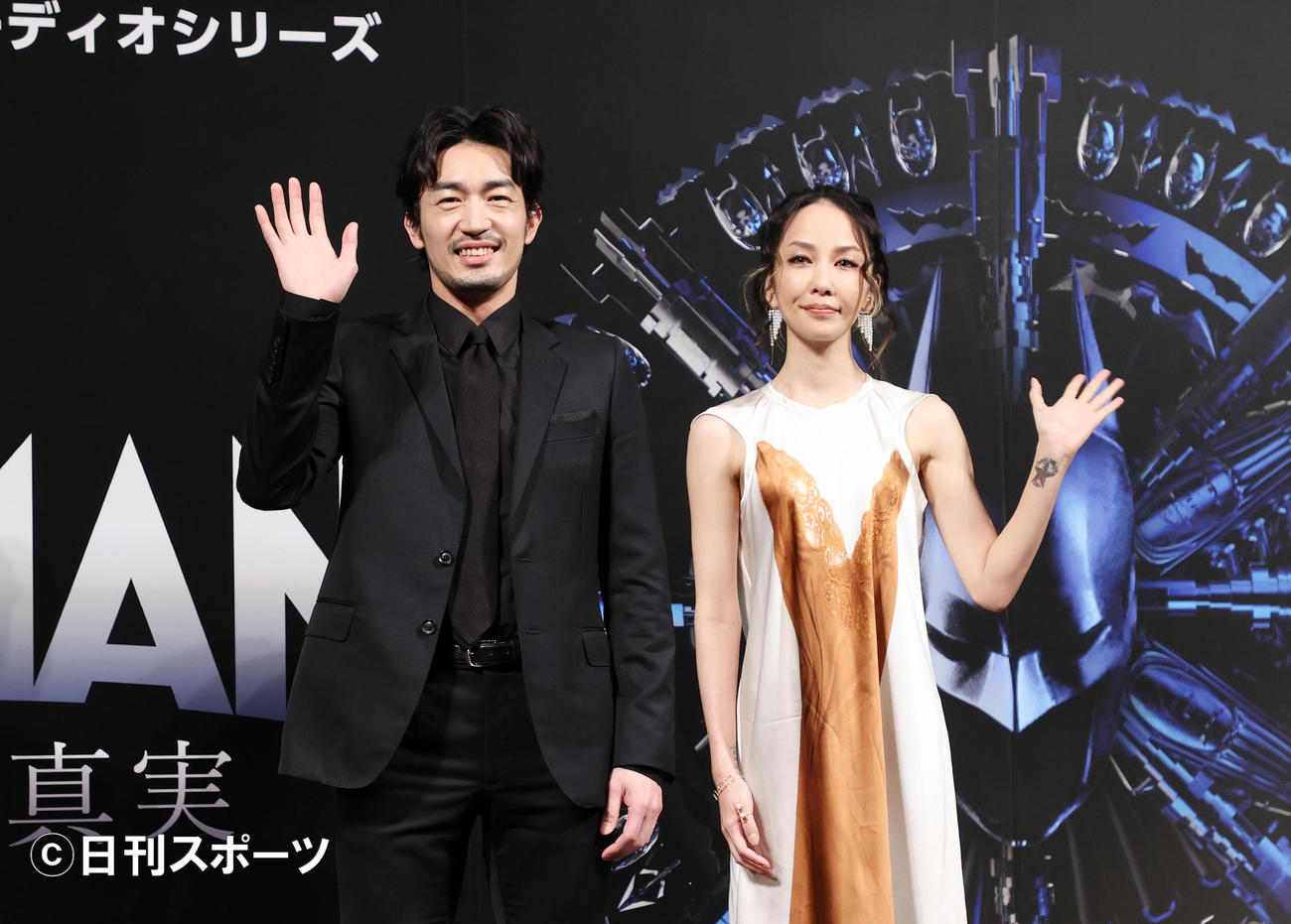 「BATMAN葬られた真実」公開記念プレミアイベントで写真に納まる大谷亮平（左）と中島美嘉（撮影・鈴木正人）