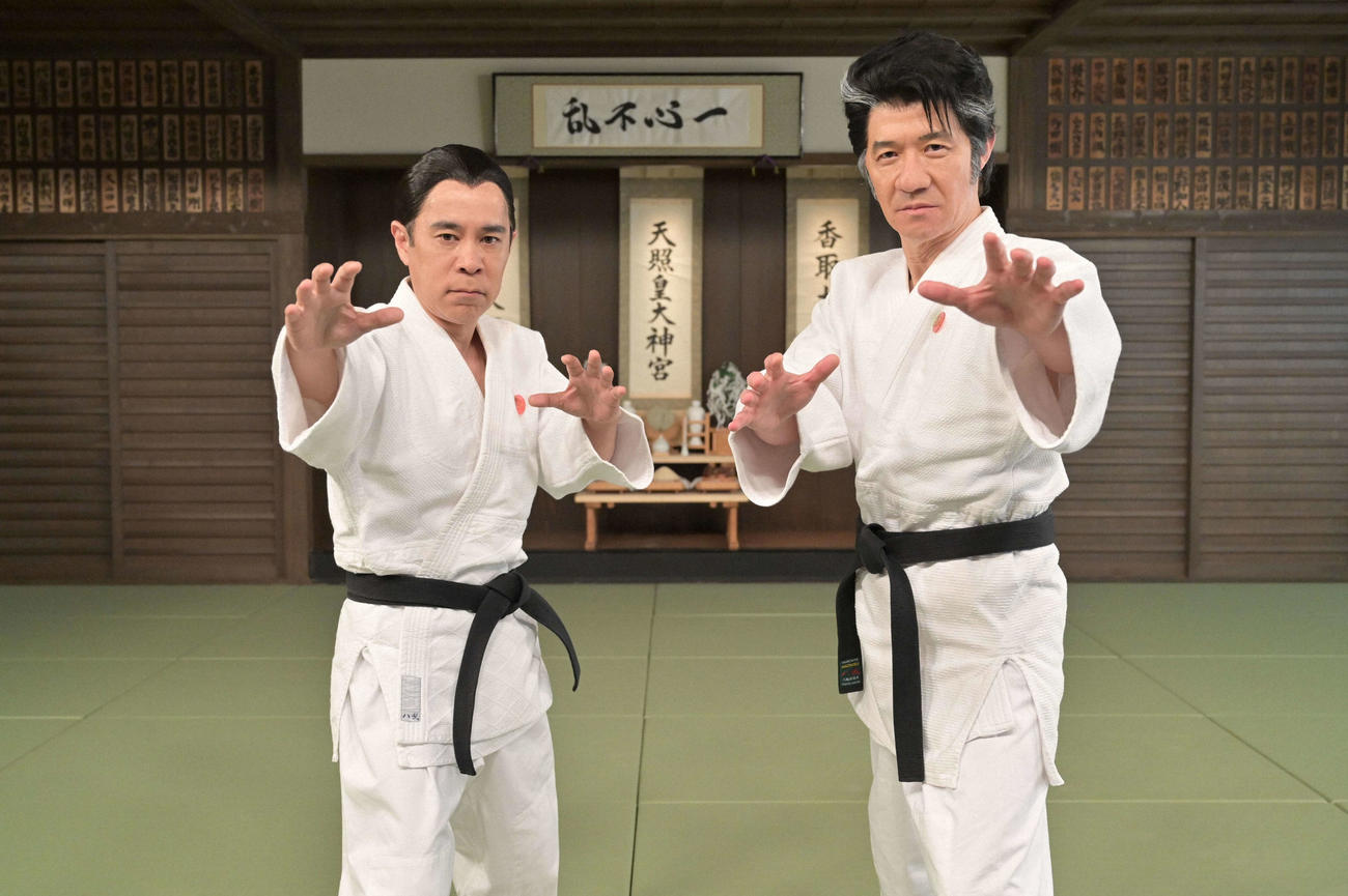 NHK「LIFE！春」で30年ぶりにコント番組で共演する内村光良（右）と岡村隆史