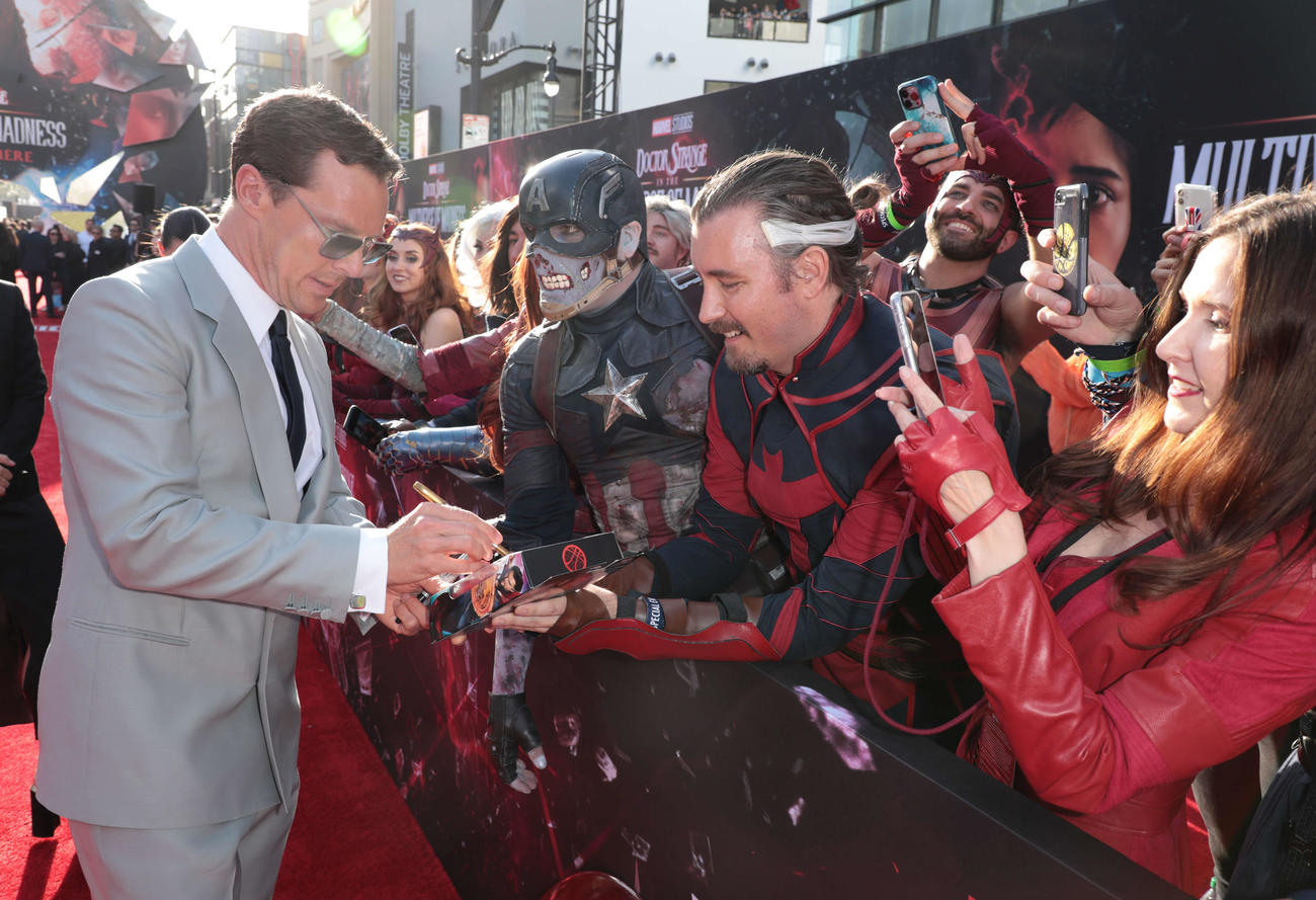 映画「ドクター・ストレンジ／マルチバース・オブ・マッドネス」のワールドプレミアに出席した主演のベネディクト・カンバーバッチ（左端）