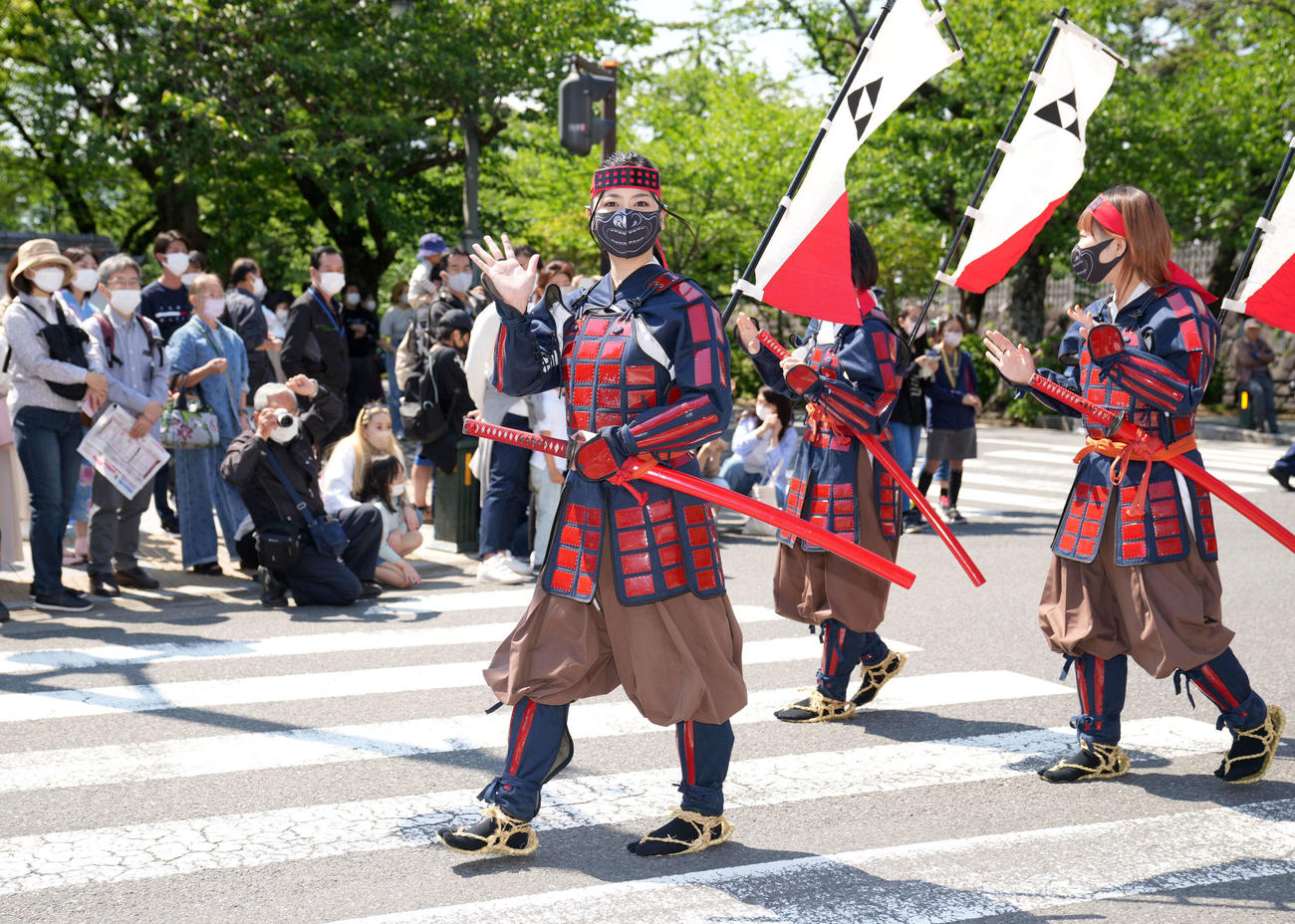 「北條五代　歴史と文化の祝典」の武者隊パレードに参加した門松みゆき（中央）