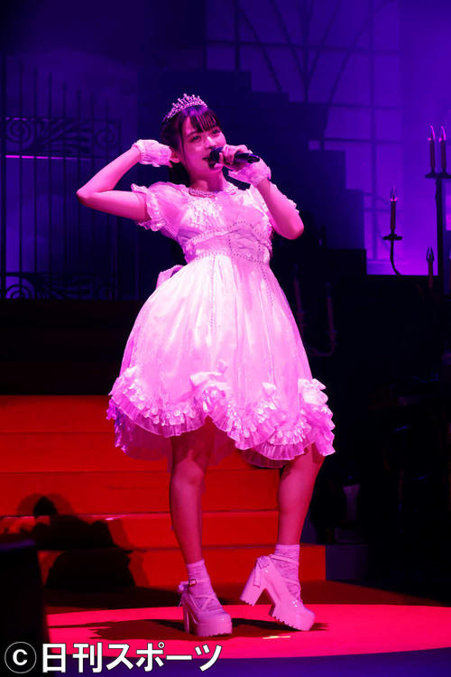 ライブツアー「SUMIRE UESAKA LIVE TOUR 2022　超・革命伝説」で「ボンキュッボンは彼のモノ」を歌唱する上坂すみれ