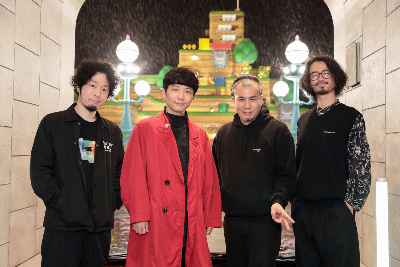 NHK「君の声が聴きたい」プロジェクトのグランドオープニングでパフォーマンスを行う星野源（左から2番目）