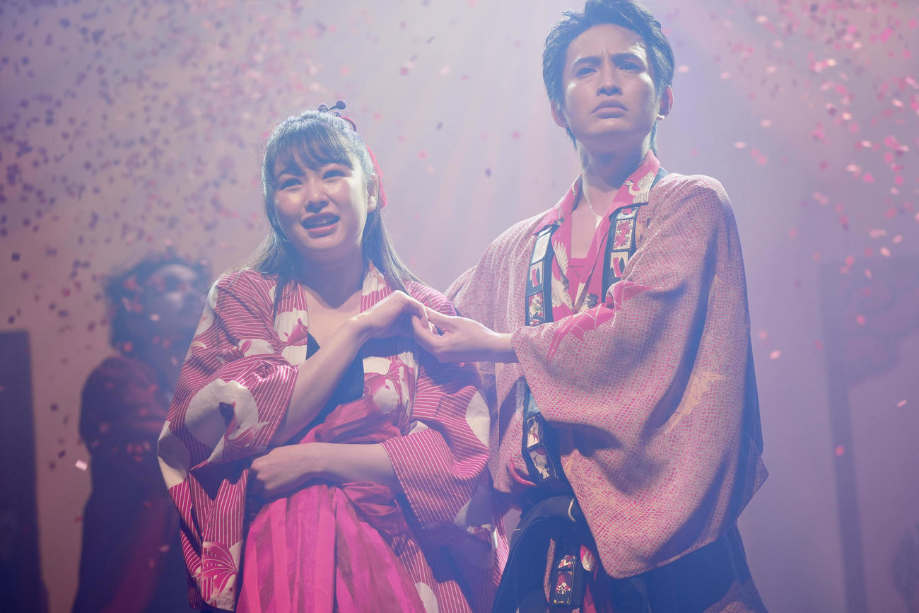 舞台「浪花節シェイクスピア『富美男と夕莉子』」の初日を迎えた浜中文一（右）と桜井日奈子