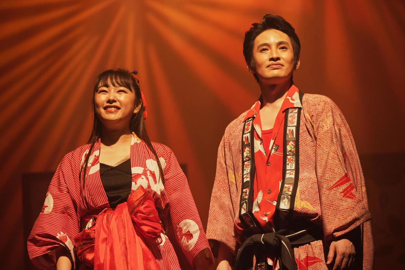 舞台「浪花節シェイクスピア『富美男と夕莉子』」の初日を迎えた浜中文一（右）と桜井日奈子