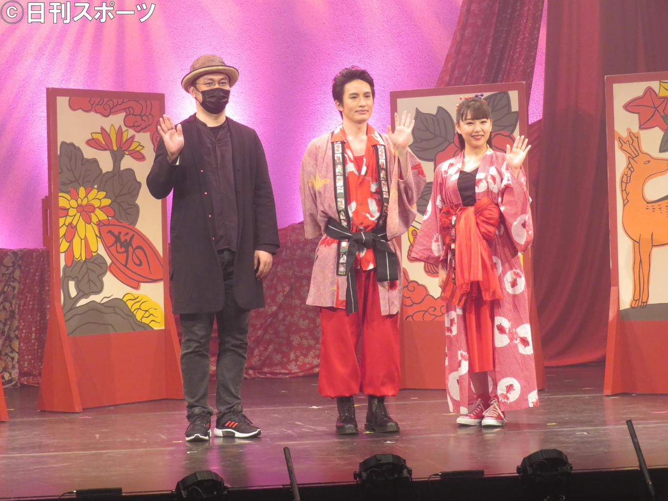 舞台「浪花節シェイクスピア『富美男と夕莉子』」の初日を迎えた浜中文一（中央）と桜井日奈子（右）。左は末満健一氏（撮影・横山慧）