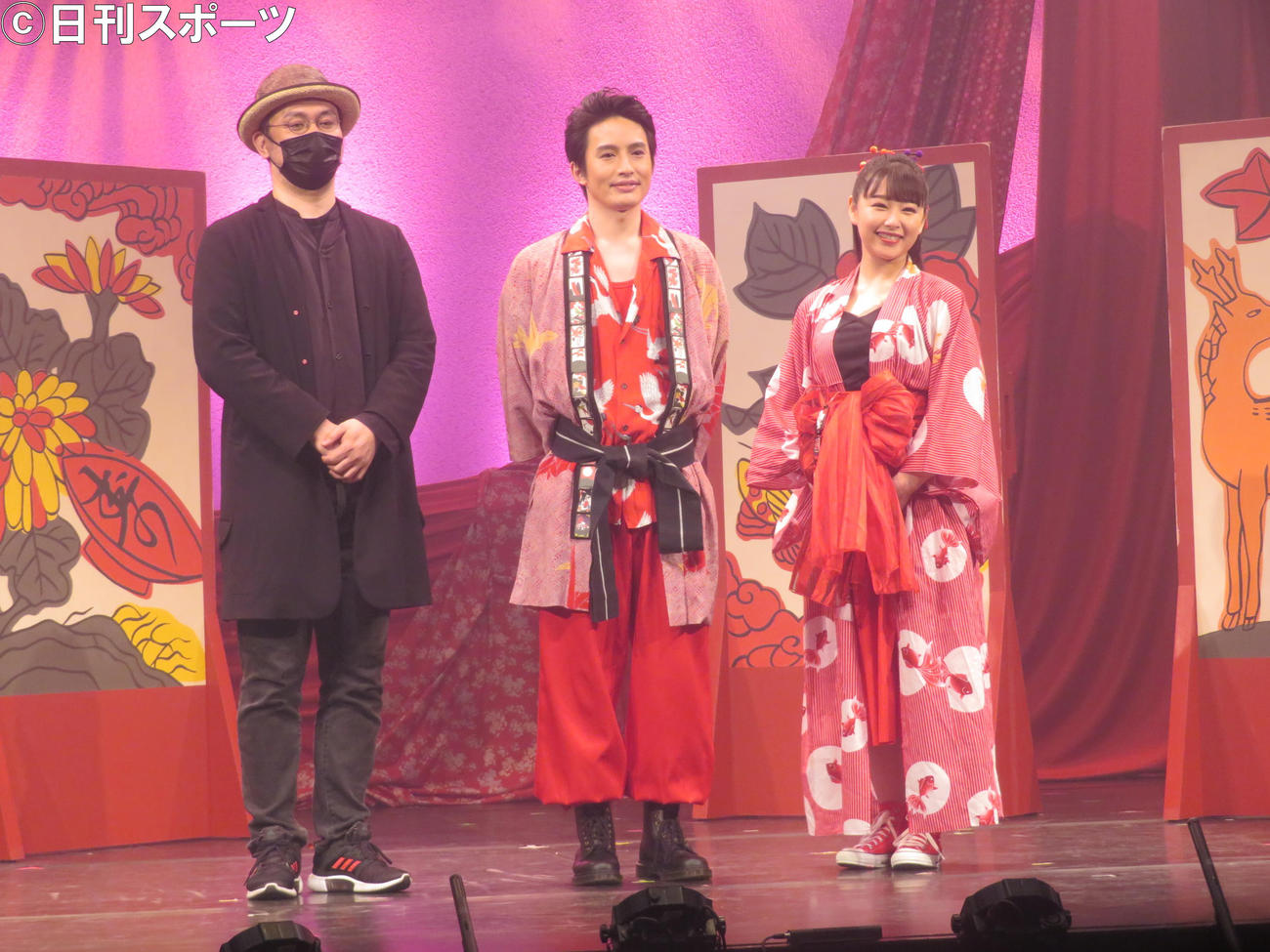 舞台「浪花節シェイクスピア『富美男と夕莉子』」の初日を迎えた浜中文一（中央）と桜井日奈子（右）。左は末満健一氏（撮影・横山慧）