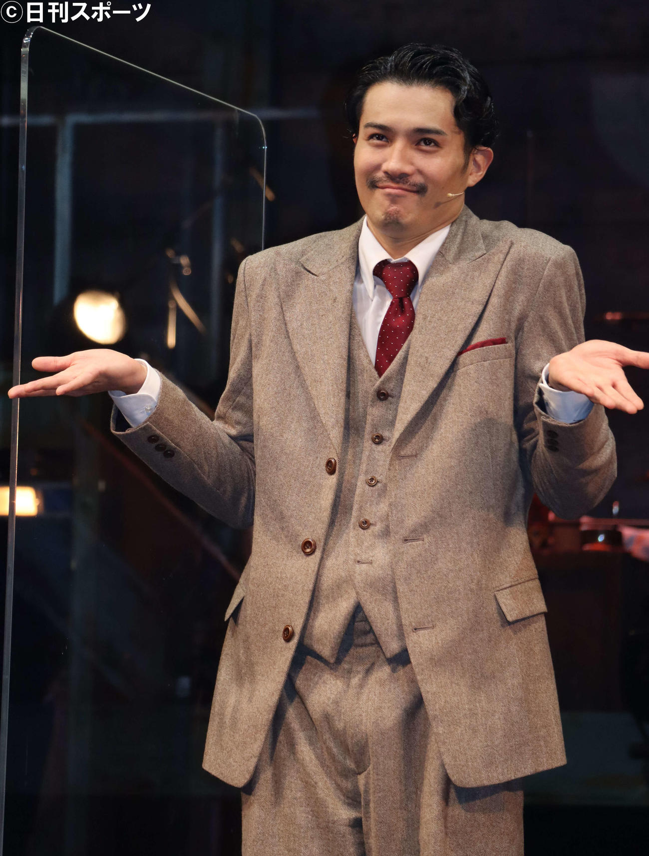 おどけたポーズを見せる舞台「THE 39 STEPS」主演の平方元基（2022年5月撮影）