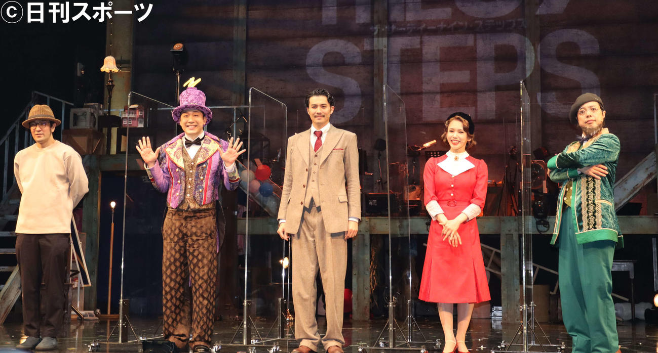 舞台「THE 39 STEPS」の公開通し稽古を行った、左から演出のウォーリー木下氏、あべこうじ、平方元基、ソニン、小松利昌（2022年5月撮影）