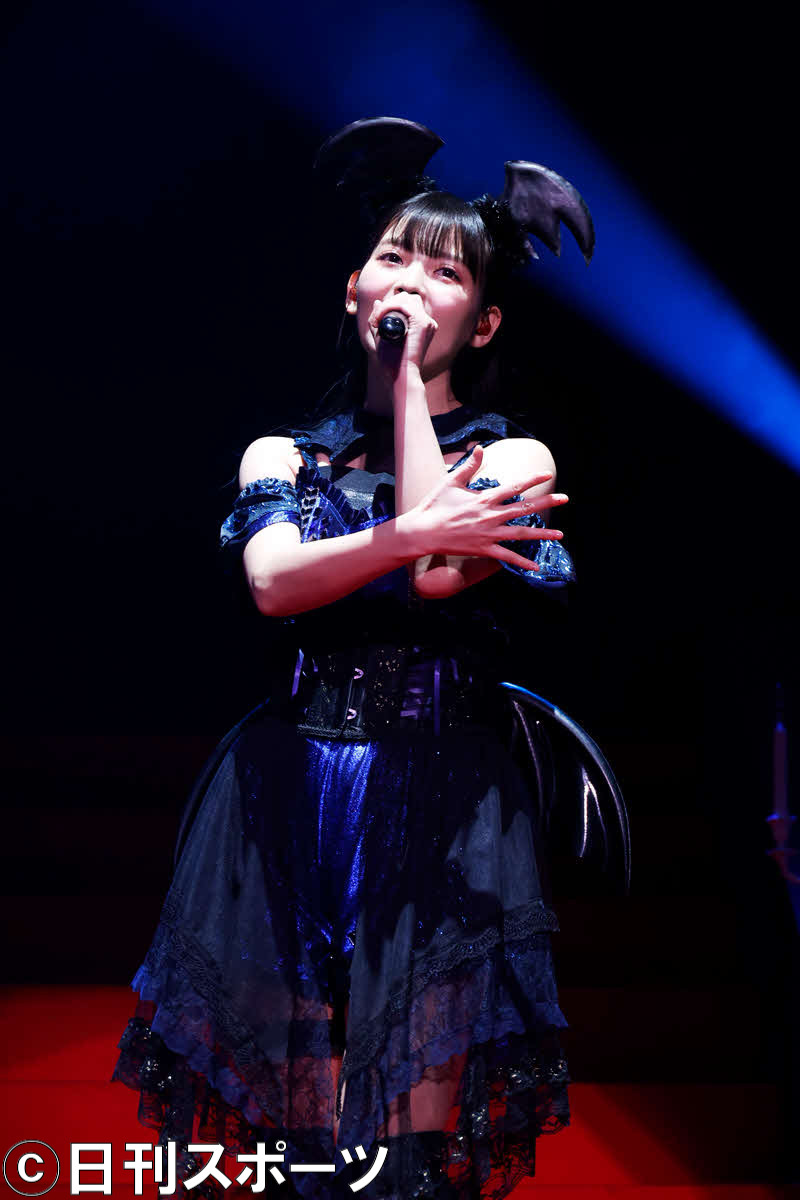 「SUMIRE UESAKA LIVE TOUR 2022　超・革命伝説」で「七つの海よりキミの海」を歌唱する上坂すみれ