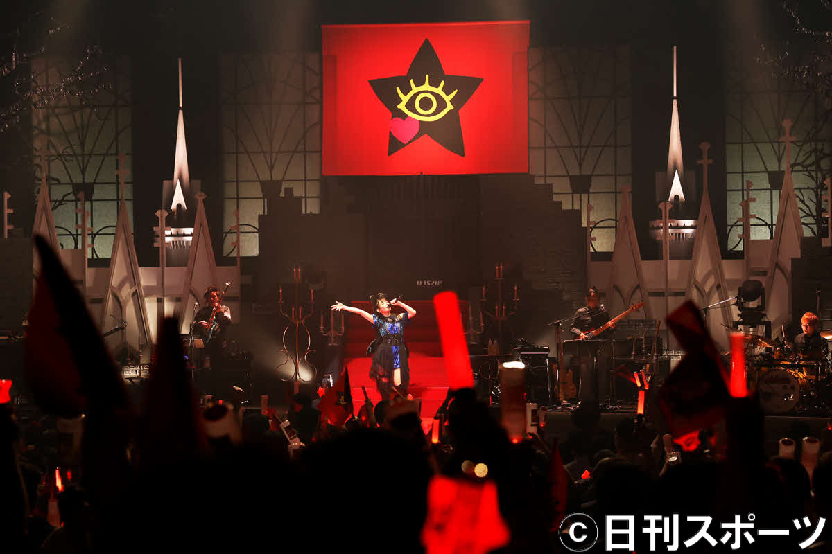 「SUMIRE UESAKA LIVE TOUR 2022　超・革命伝説」で歌唱する上坂すみれ