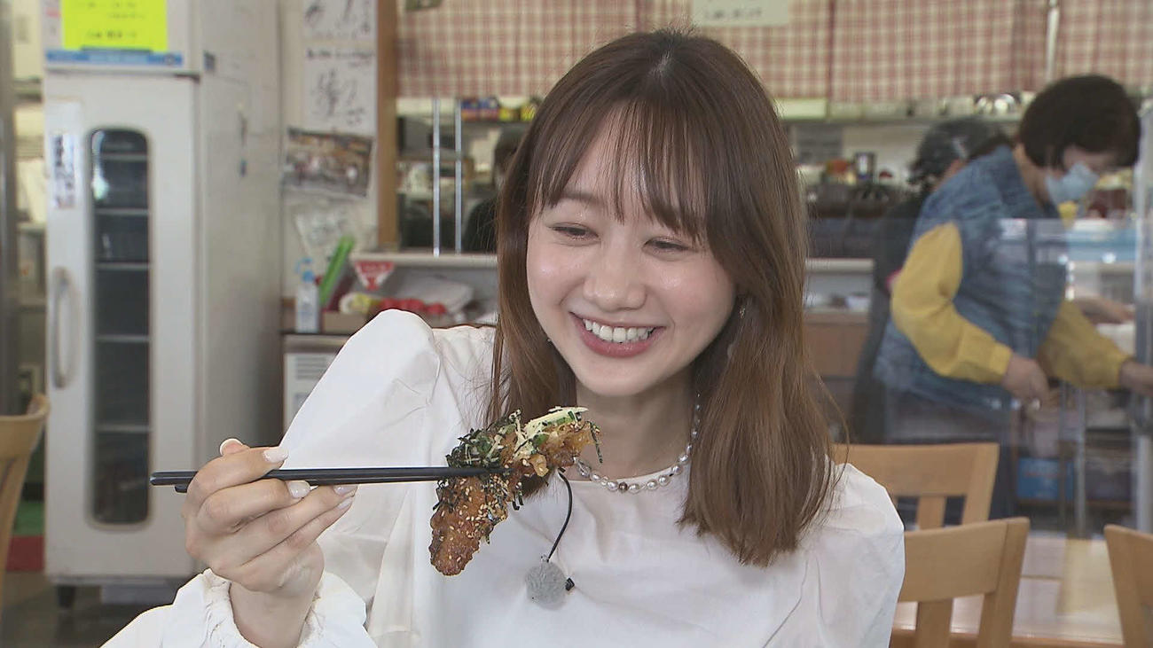 6日に千葉テレビで放送の「市町村てくてく散歩」で山武市を訪問し、イワシ丼を食べる高田秋(C)チバテレ