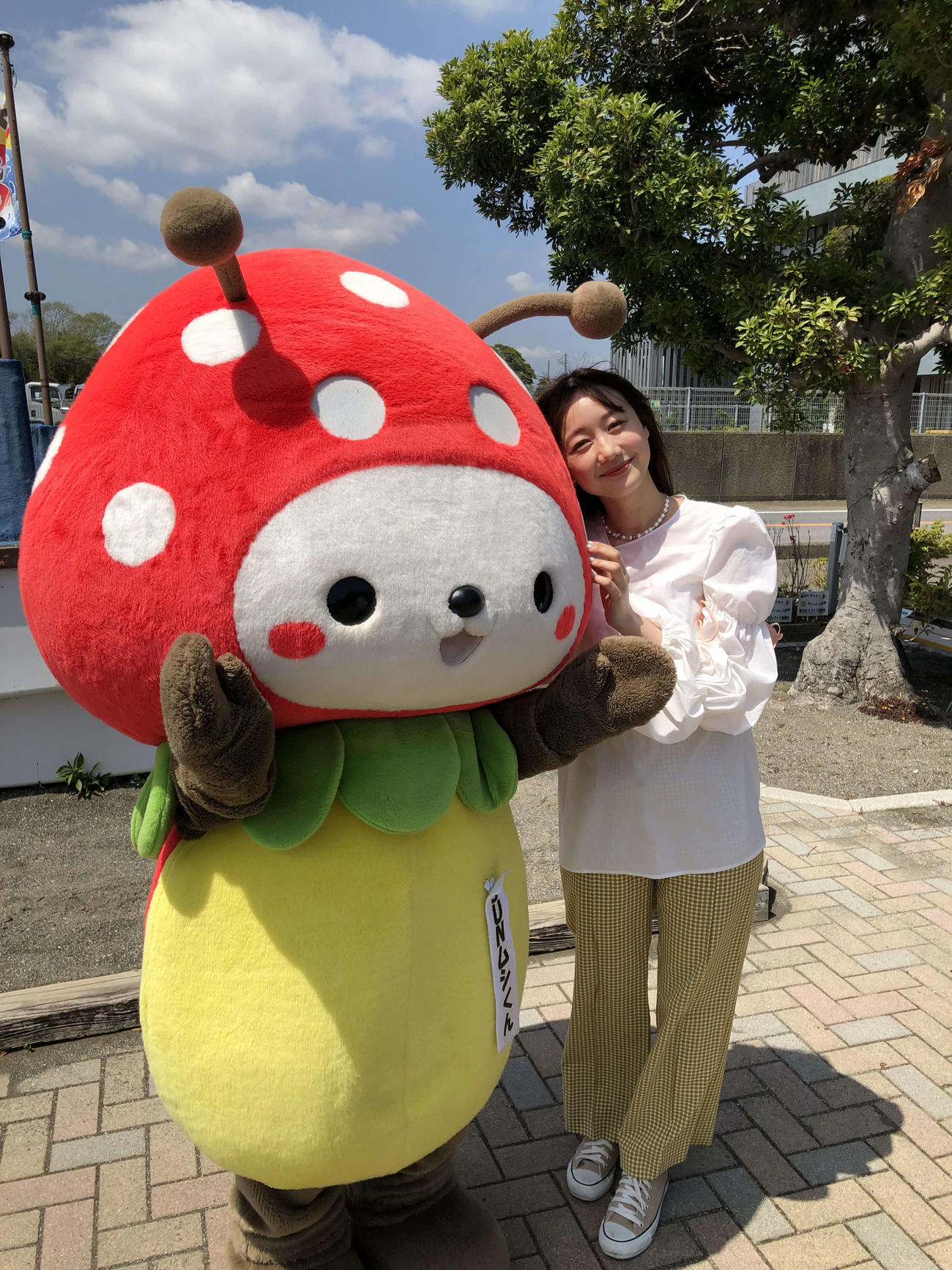 6日に千葉テレビで放送の「市町村てくてく散歩」で山武市を訪問し、マスコットキャラクターのSUNムシくんと2ショットの高田秋(C)チバテレ