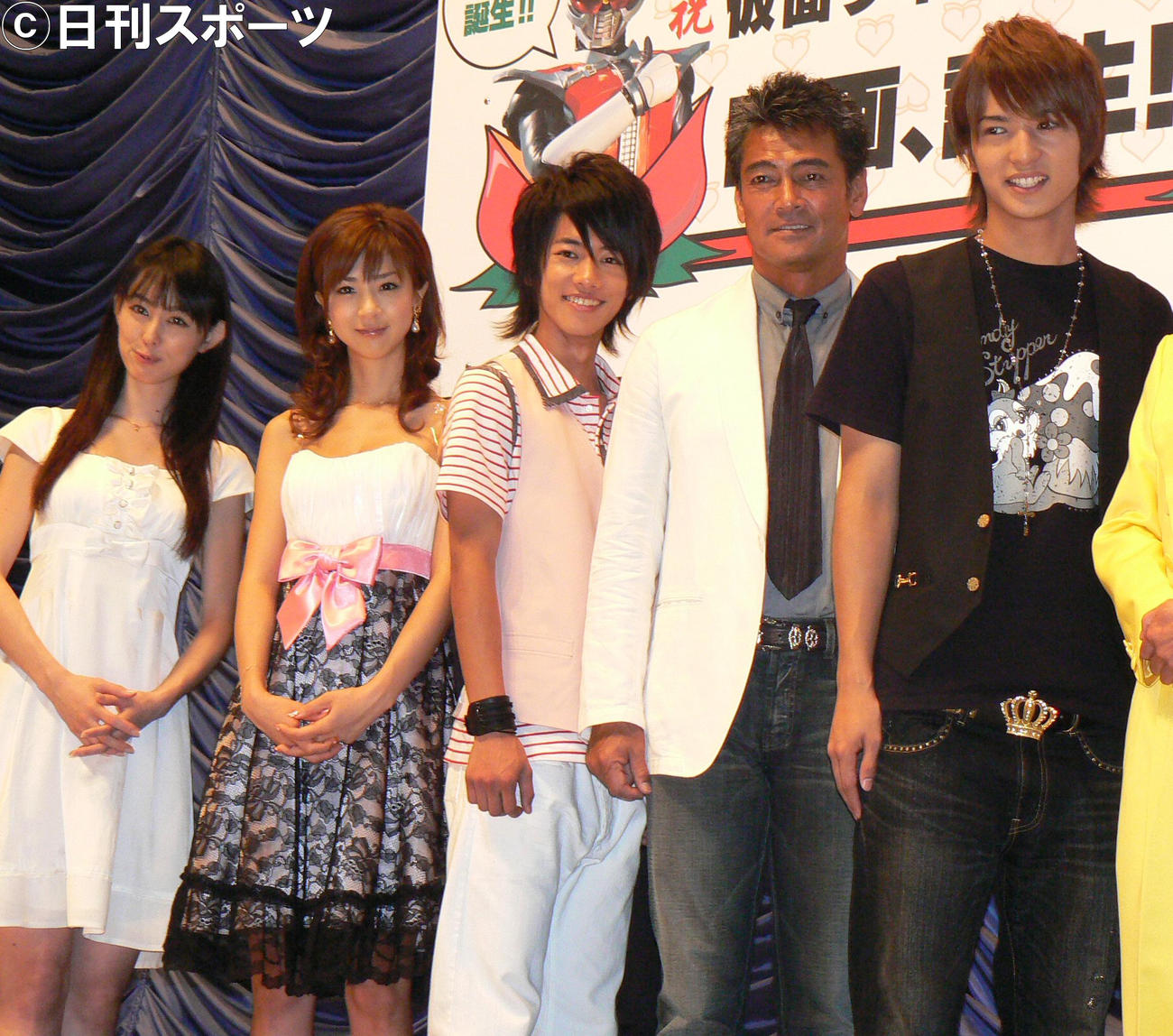 07年8月、映画「仮面ライダー電王　俺、誕生！」舞台あいさつに出席した渡辺裕之さん（右から2人目）