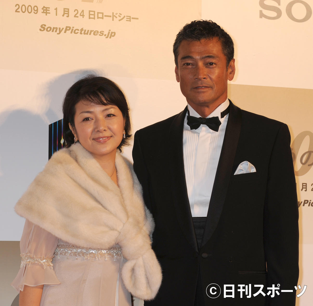08年11月、007シリーズの最新作映画「慰めの報酬」のジャパンプレミアムに出席した原日出子・渡辺裕之さん夫妻