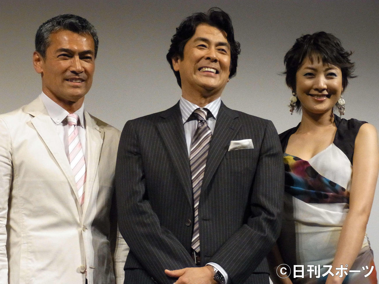 11年5月、映画「TAKAMINE　アメリカに桜を咲かせた男」完成披露試写会に出席した渡辺裕之さん（左）