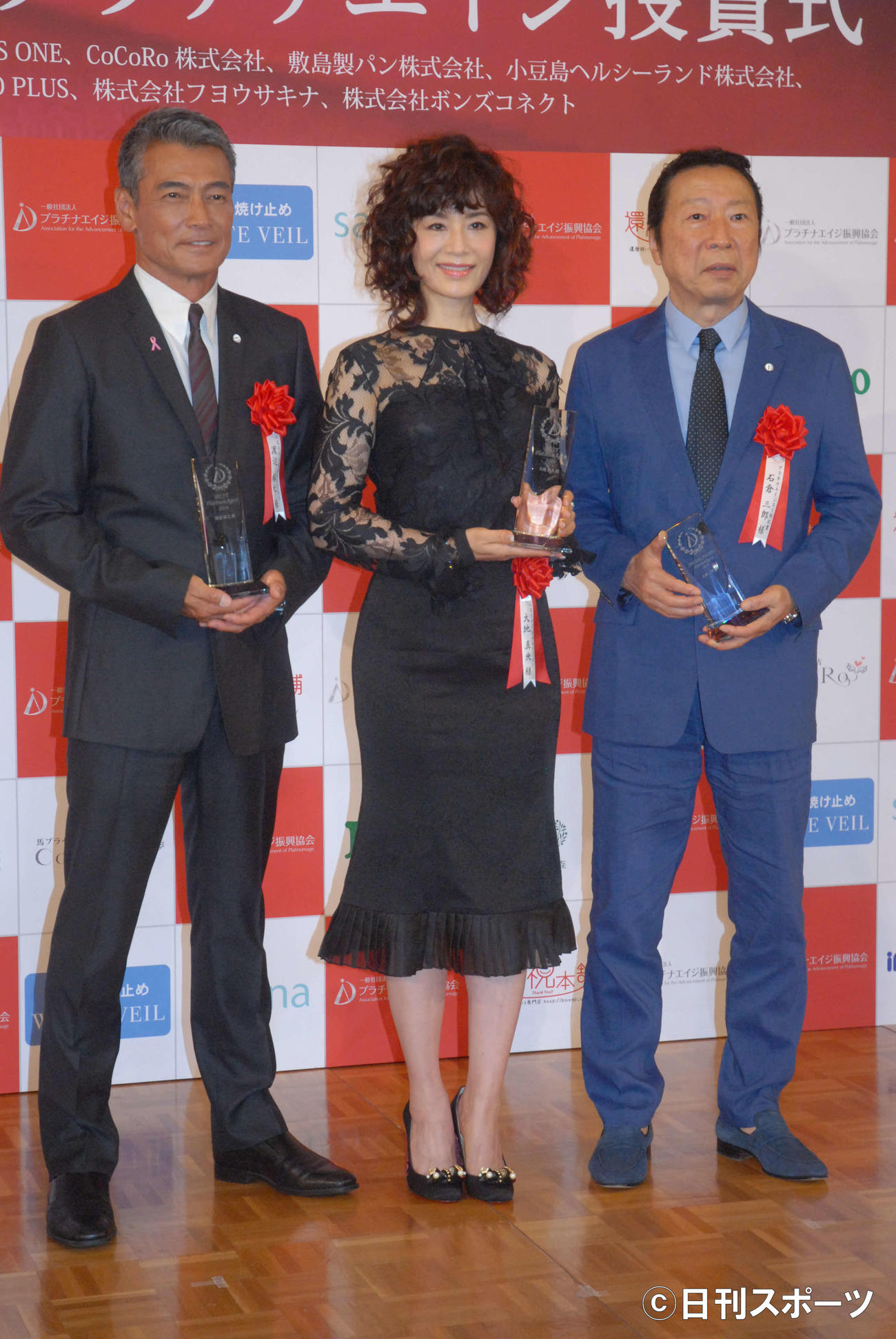 16年7月、「第2回プラチナエイジ授賞式」に出席した渡辺裕之さん（左）