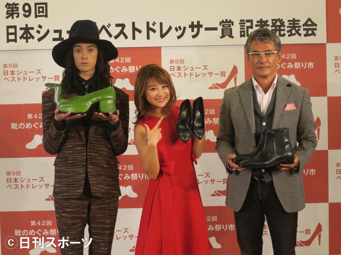16年11月、第9回日本シューズベストドレッサー賞発表会に出席した渡辺裕之さん（右）
