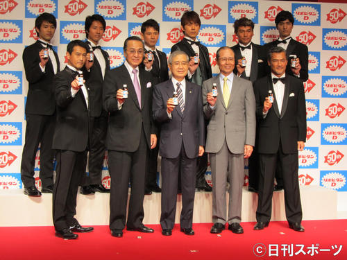 12年5月、「リポビタンD」発売50周年記念記者発表会に出席した渡辺裕之さん（前列右）