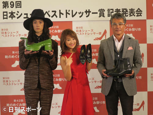 16年11月、第9回日本シューズベストドレッサー賞発表会に出席した渡辺裕之さん（右）