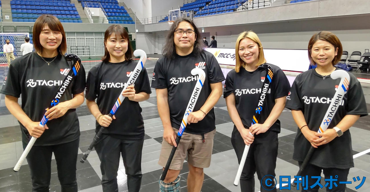 トークショーを行ったロッチ中岡（中央）。左から浅野祥代、清水美並、永井葉月、山下彰子