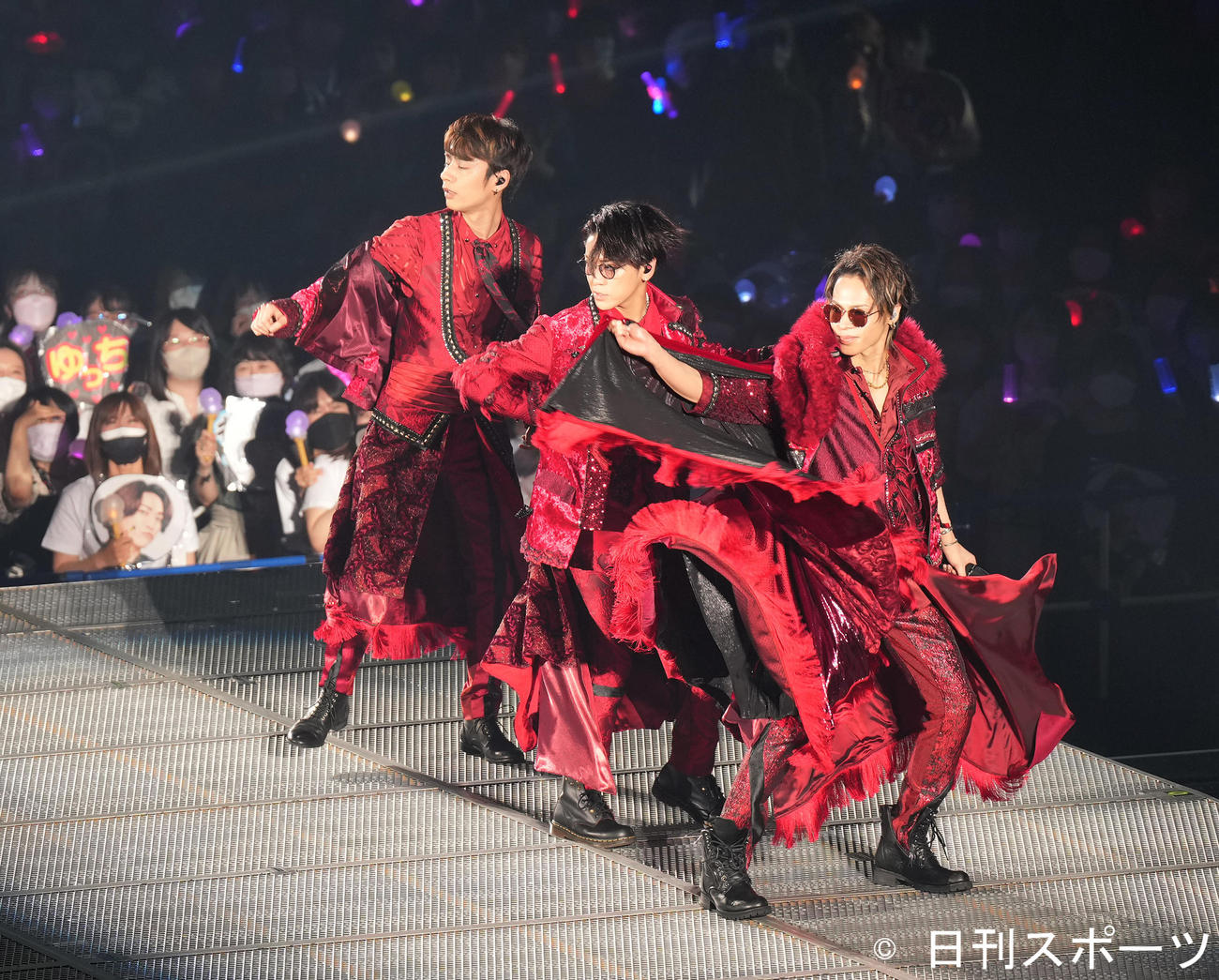 全国ツアー東京公演で熱唱するKAT－TUN。左から中丸雄一、亀梨和也、上田竜也（撮影・菅敏）
