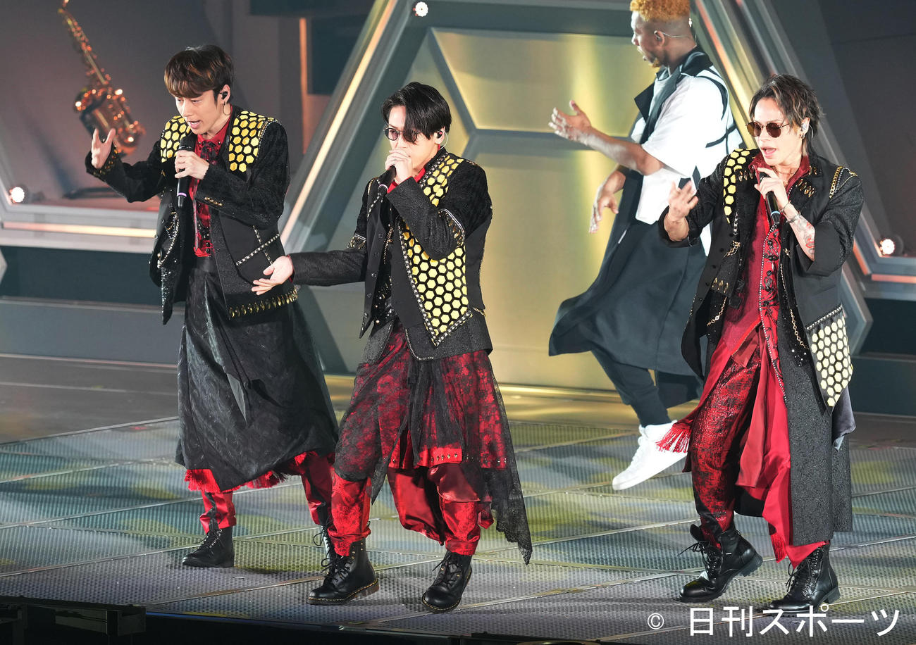 全国ツアー東京公演で熱唱するKAT－TUN。左から中丸雄一、亀梨和也、上田竜也（撮影・菅敏）