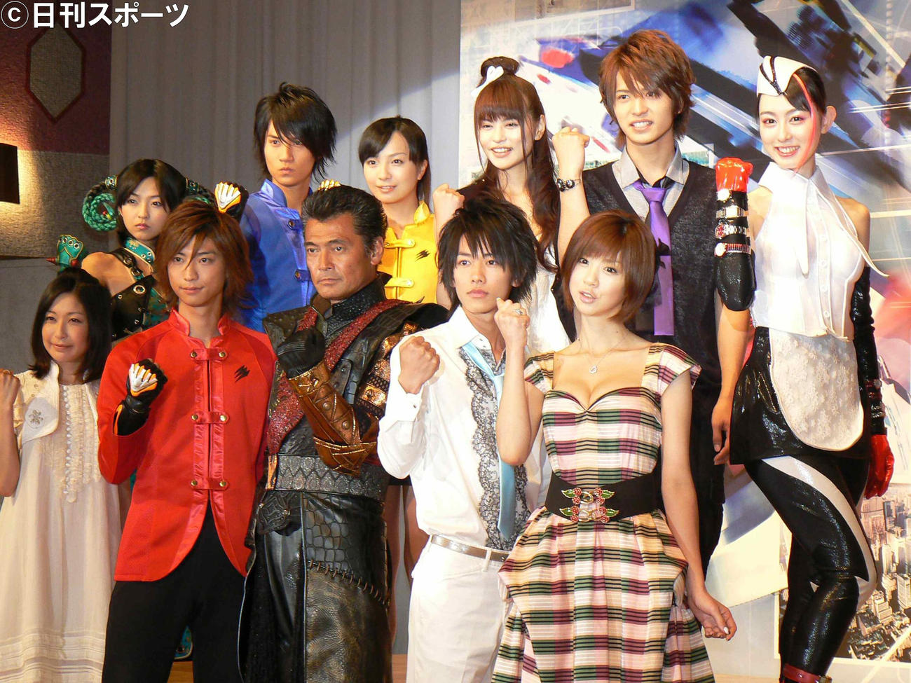 07年5月、映画「仮面ライダー電王」の製作発表に出席した渡辺裕之さん（前列中央）