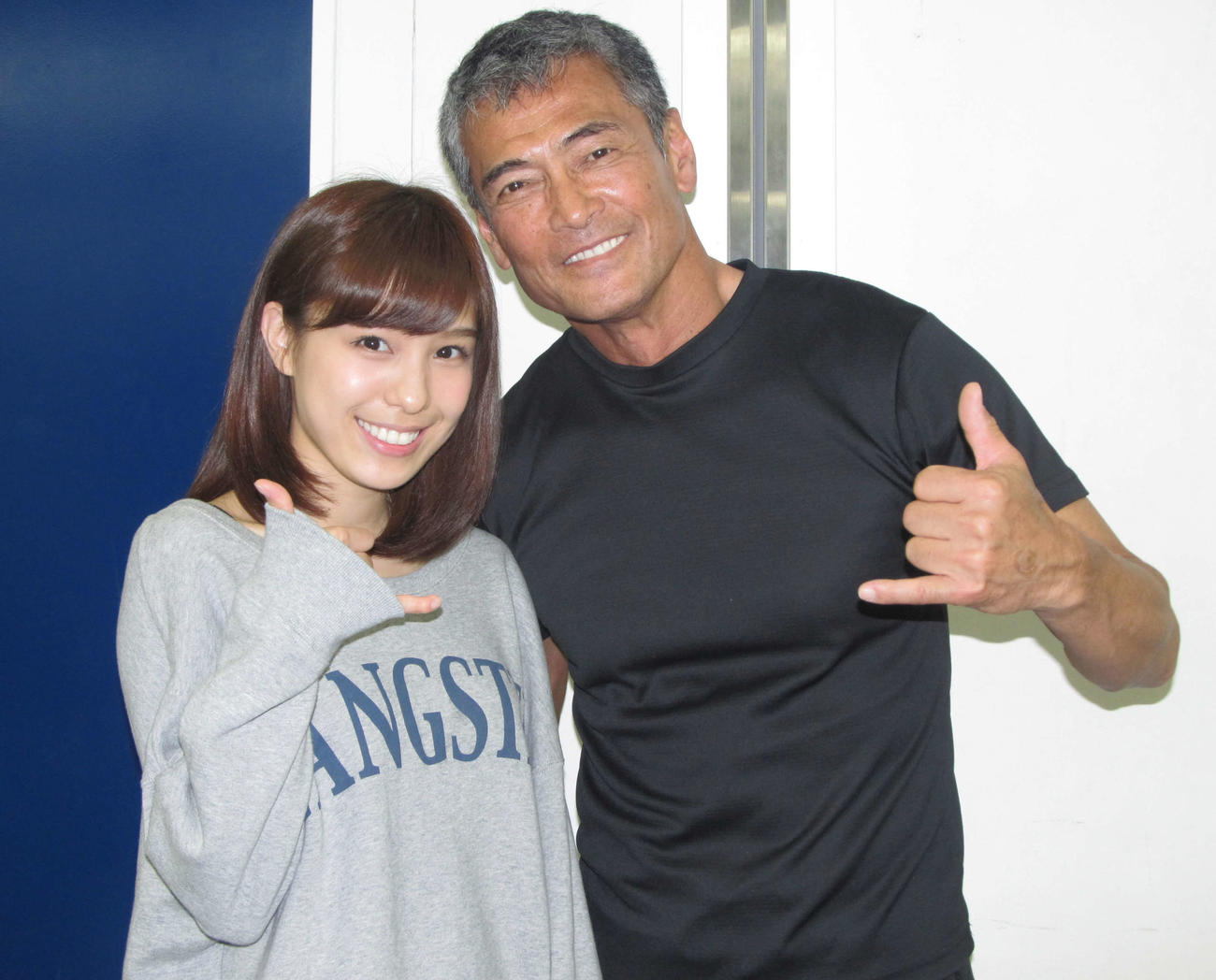 小嶋菜月（左）の父親役を演じた渡辺裕之さん（2015年3月撮影）