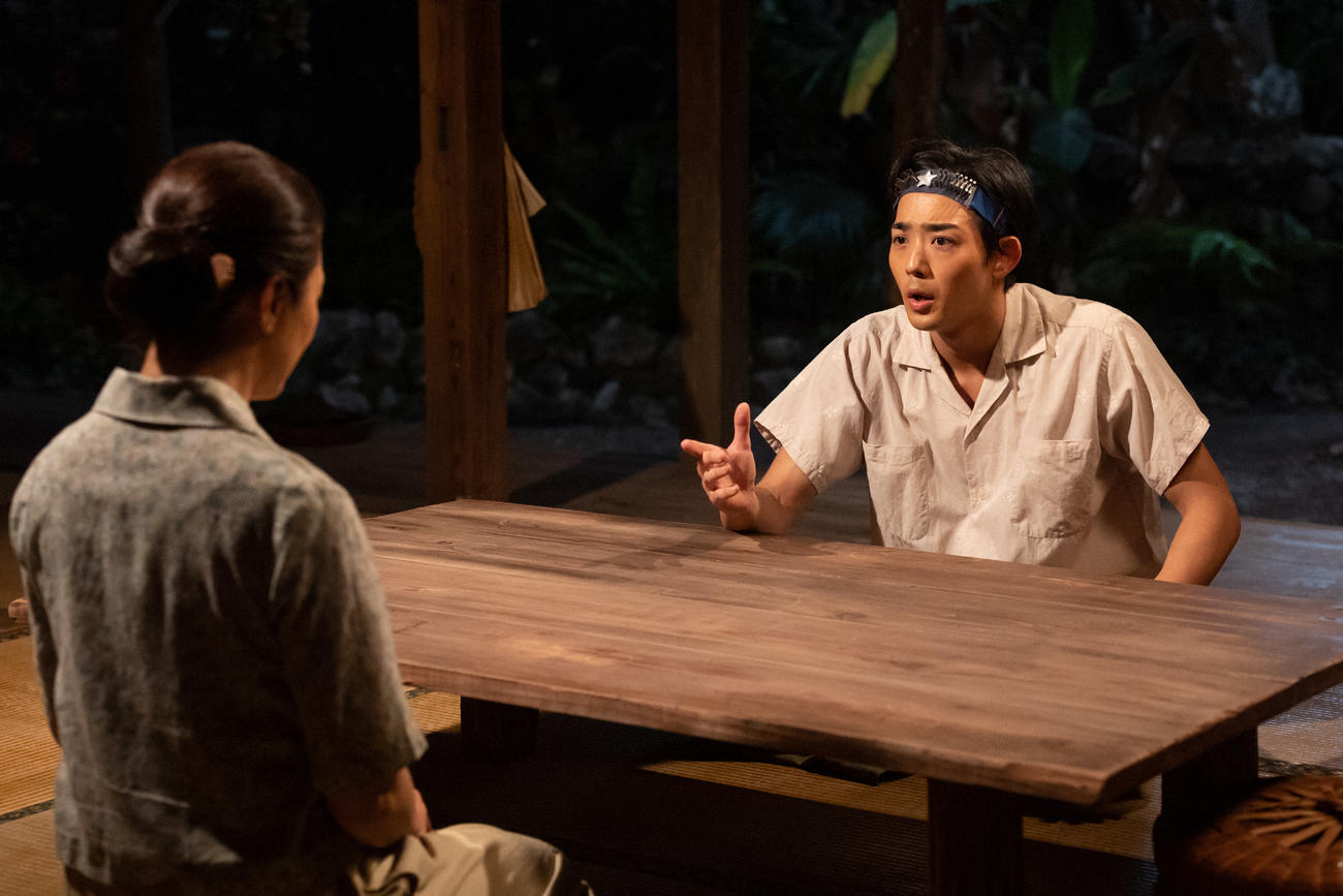 朝ドラ「ちむどんどん」より。比嘉家の母・優子（仲間由紀恵）と向き合う長男・賢秀(竜星涼)（C）NHK
