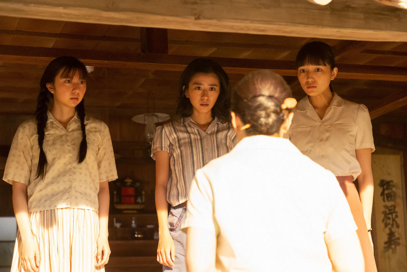 朝ドラ「ちむどんどん」より。真剣な表情の比嘉家の3姉妹。左から三女・歌子（上白石萌歌）、次女・暢子（黒島結菜）、長女・良子（川口春奈）（C）NHK
