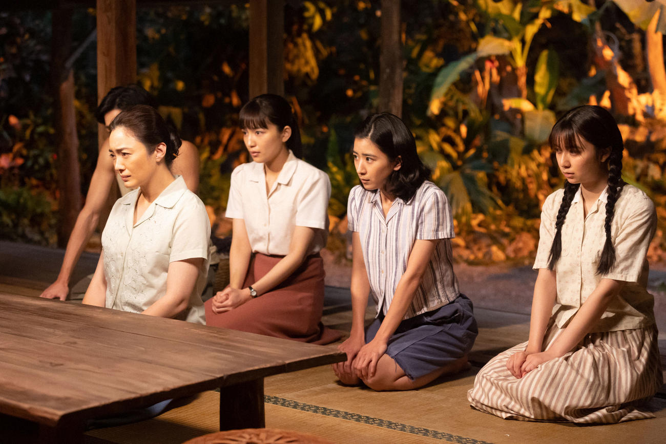 朝ドラ「ちむどんどん」より。真剣な表情の比嘉家の家族。左から母・優子（仲間由紀恵）、長女・良子（川口春奈）、次女・暢子（黒島結菜）三女・歌子（上白石萌歌）（C）NHK