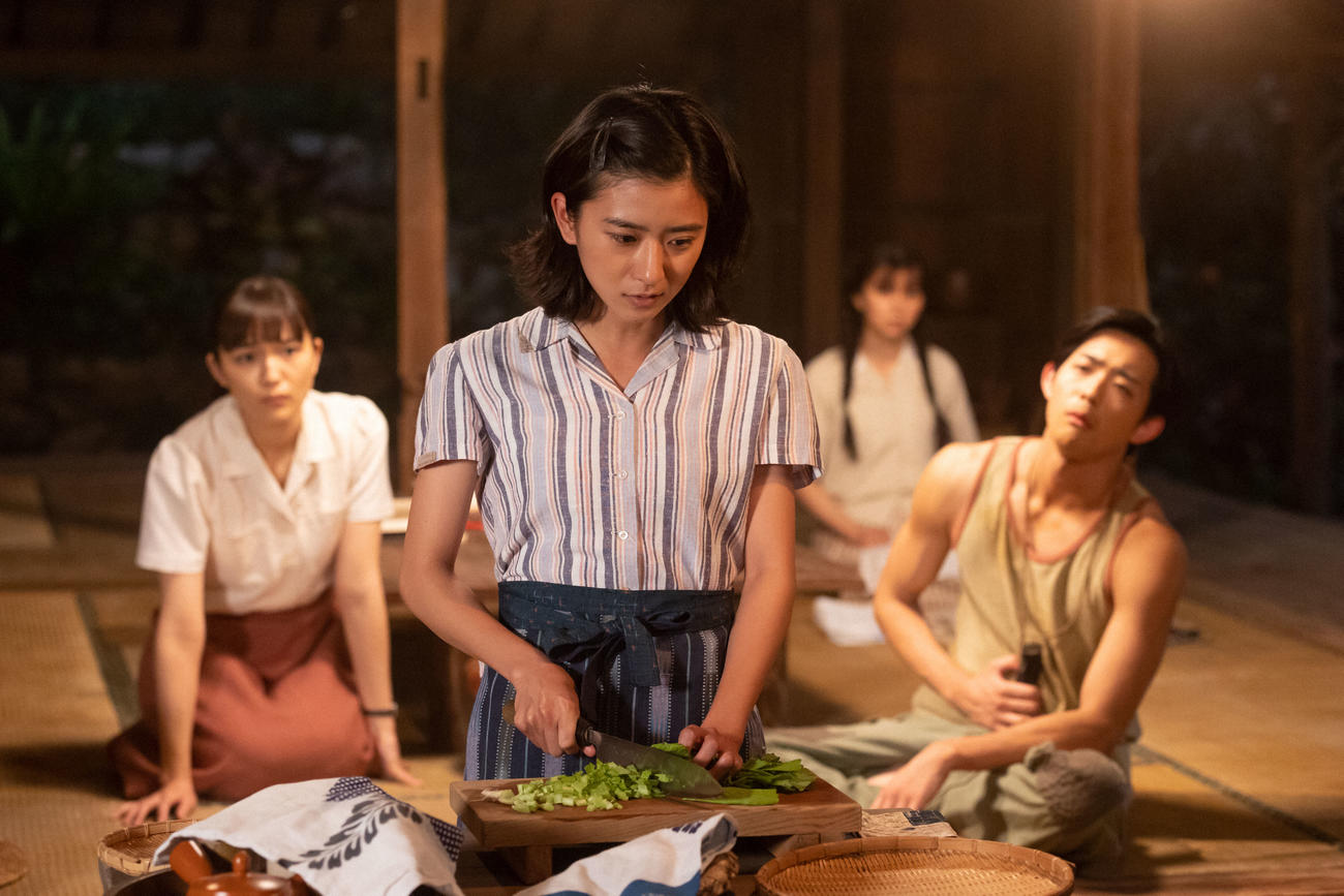朝ドラ「ちむどんどん」より。家族の前で料理する比嘉暢子（黒島結菜）（C）NHK
