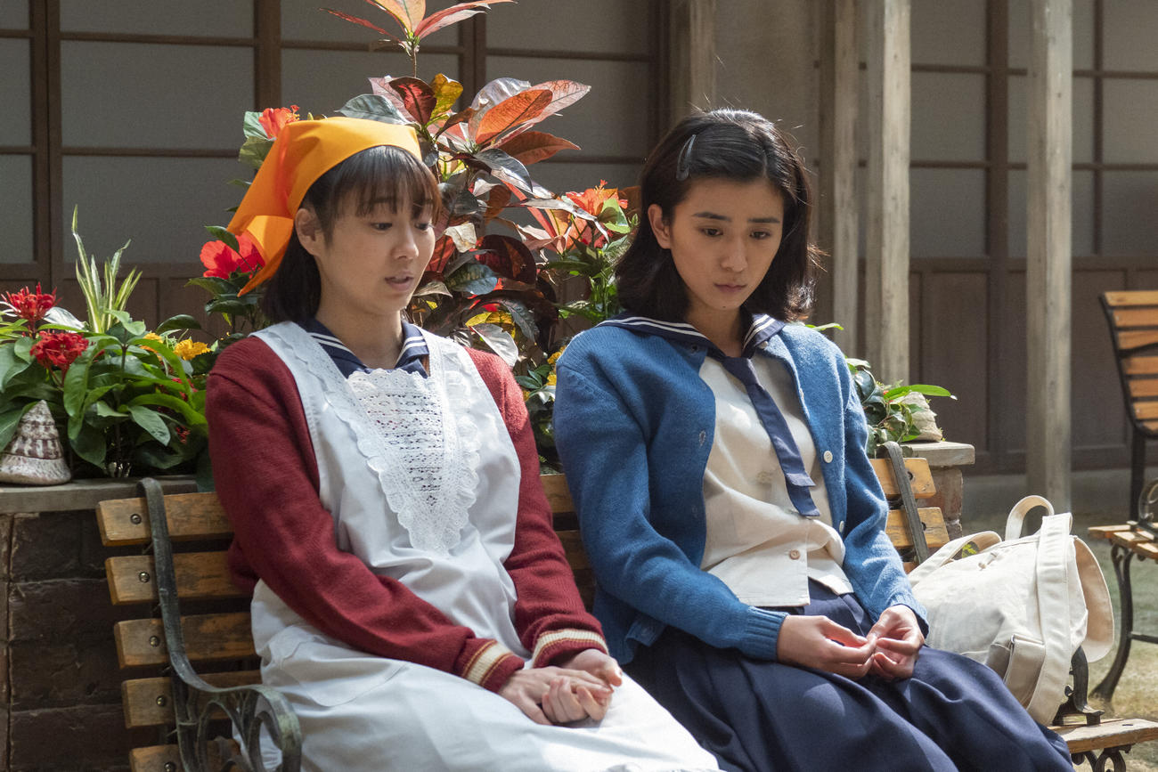 朝ドラ「ちむどんどん」より。主人公の比嘉暢子（右＝黒島結菜）と友人の前田早苗（高田夏帆）（C）NHK
