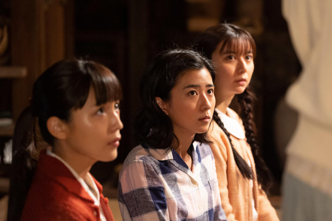 朝ドラ「ちむどんどん」より。真剣な表情の比嘉家の3姉妹。左から長女・良子（川口春奈）、次女・暢子（黒島結菜）、三女・歌子（上白石萌歌）（C）NHK