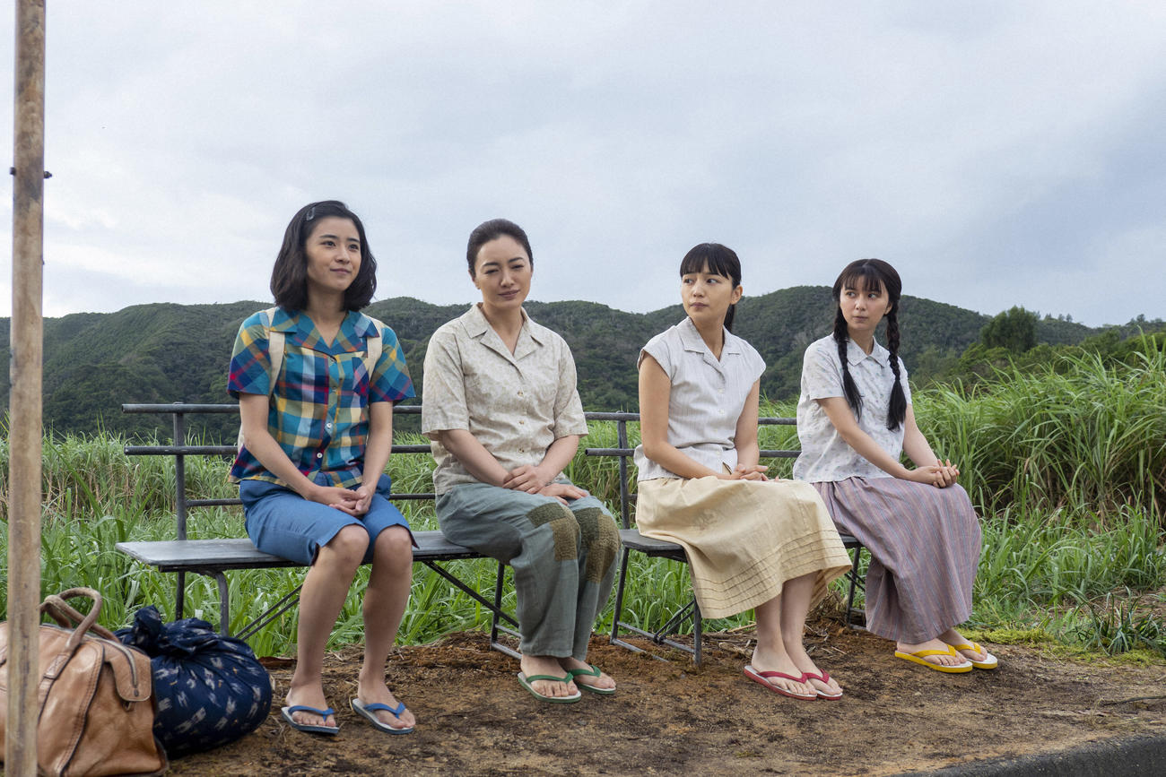 朝ドラ「ちむどんどん」より。旅立つ主人公・比嘉暢子を見送るためバス停に並ぶ比嘉家の家族。左から次女・暢子（黒島結菜）、母・優子（仲間由紀恵）、長女・良子（川口春奈）、三女・歌子（上白石萌歌）（C）NHK